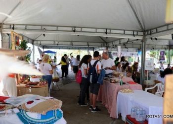 FEIRA DE ARTESANATO, um momento de lazer e felicidade, e também provar as guloseimas deliciosas.