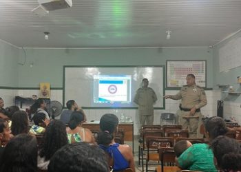COMANDANTE DO 8° BPM SE REÚNE COM PAIS E MESTRES DA ESCOLA MUNICIPAL EDGAR SANTOS, EM BELMONTE