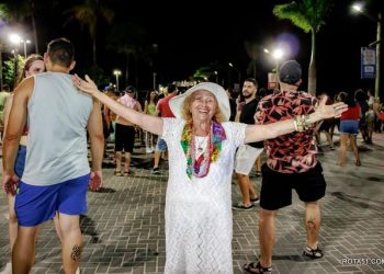 SAIDEIRA NA PASSARELA DA CULTURA FECHA CARNAVAL DE PORTO SEGURO COM CHAVE DE OURO