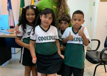Prefeita Cordélia Torres recebe alunos da rede municipal de ensino premiados com bolsa de estudos na COOEDUC