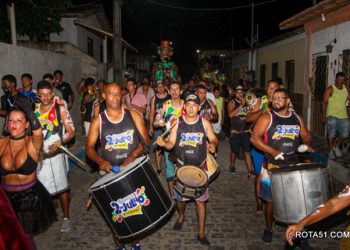 Timbaleiros e Manga Rosa botam Cabrália pra tremer no segundo dia de Carnaval