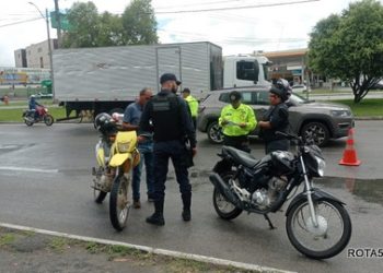 Ação conjunta policial, faz blitz em via movimentada da cidade, falta de respeito às leis de trânsito.