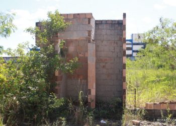 Escola cheia de problemas, na hora de resolver, alguém está criando novas dificuldades.