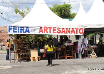 Feira de artesanato, onde cada um mostra o que sabe fazer, de utensílios à culinária, uma amostra sempre feliz.