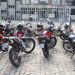 Motos tomando lugar de estacionamento de idosos e cadeirantes