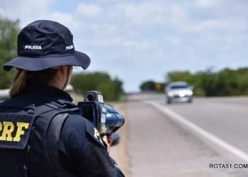 Com a POLÍCIA RODOVIÁRIA FEDERAL a vigilância nas estradas é dia e noite, ou faz direito ou dança conforme a música.