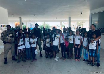 RONDAS NAS ESCOLAS – ALUNOS RECEPCIONAM POLICIAIS MILITARES