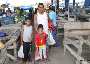 Reportagem vai a feira do Juca Rosa, e registra as necessidades dos feirantes, que não tem a quem pedir.