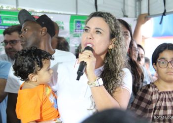 Prefeita Cordélia Torres, inaugura quadra esportiva no bairro da Renovação, homenageando desportista MAURÍCIO CESAR.