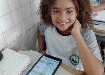 Alunos das escolas municipais utilizam kits tecnológicos na sala de aula como ferramenta de ensino
