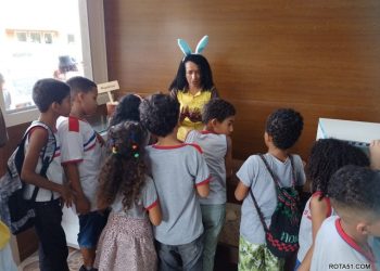 Educação leva turma da rede municipal para conhecer fábrica de chocolates
