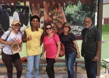 Crianças especiais da rede municipal de Eunápolis visitam fábrica de chocolates
