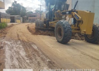 Estrada de Taípe e ruas do Arraial d’Ajuda recebem serviços de patrolamento