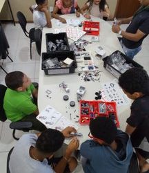 BASE COMUNITÁRIA DO 8° BPM OFERECE AULAS DE ROBÓTICA PARA A COMUNIDADE