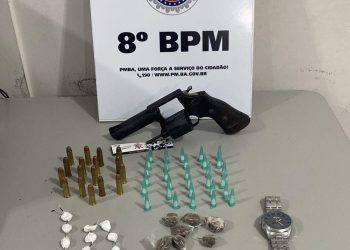 8° BPM APREENDE ARMA DE FOGO E DROGAS, EM SANTA CRUZ CABRÁLIA. UMA PESSOA FOI PRESA