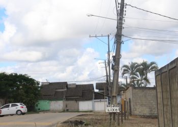 Moradores do Alto da Boa vista, chamam atenção da COELBA, “poste inclinado pode cair”.