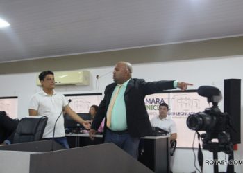 O pau quebrou na Câmara de vereadores, Vereador Adriano, bateu de com força e levou de volta.