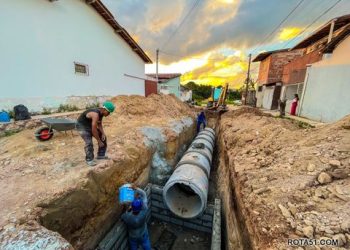 Prefeitura de Eunápolis inicia pavimentação da Rua Caracas no bairro Dinah Borges