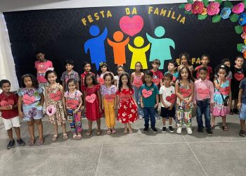 Estudantes e profissionais da educação celebram Dia das Mães na rede municipal de Eunápolis