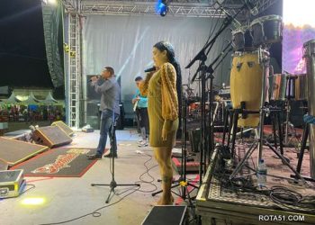 Allana Macedo e Kart Love animam quinta noite da Vila do Forró em Eunápolis