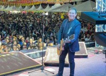 Cantor mais amado do Brasil, Amado Batista faz show memorável na Vila do Forró em Eunápolis