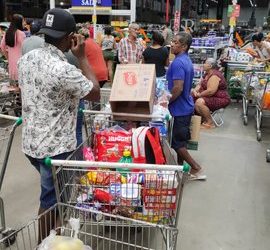 Quem está nas filas de supermercados, não respeitam as leis de prioridades, e os supermercados, nada fazem para cumprir a lei.