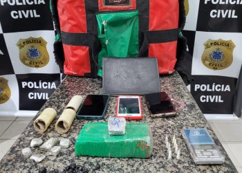 Traficante para fugir da polícia, quebra telhado da vizinhança, mas perdeu toda droga.
