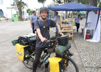 Atleta do Paraná, aporta em Eunápolis e visita a feira de artesanato.