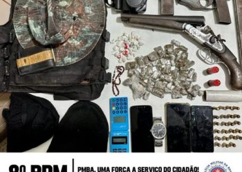 8° BPM APREENDE DROGAS E ARMAS, EM SANTA CRUZ CABRÁLIA