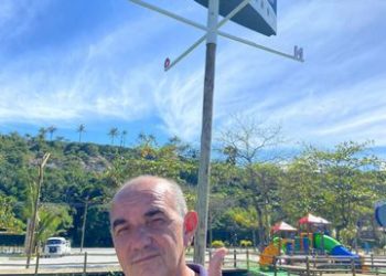 Carpinteiro produz e doa réplica de avião para Porto Seguro! ✈️
