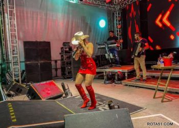 Segunda noite de Vila do Forró é marcada por mistura de ritmos em Eunápolis