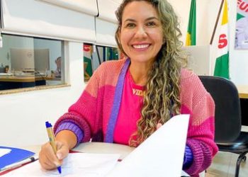 Prefeita Cordélia Torres assina termo de adesão para Eunápolis se tornar Cidade Empreendedora