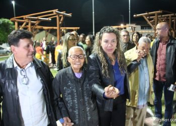 Prefeita Cordélia Tores, inaugura praça no Alto da Boa Vista, homenageia a família Moura e anuncia outra obra na região.