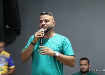 Secretário de Esportes Leandro Lima, ao lado de vários secretários municipais, apresentou os novos integrantes da seleção de Eunápolis.