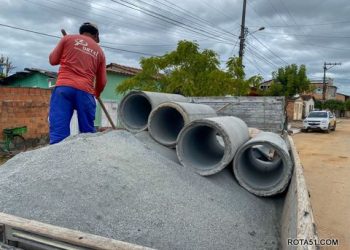Prefeitura de Eunápolis inicia recuperação da rede de drenagem de rua do bairro Rosa Neto