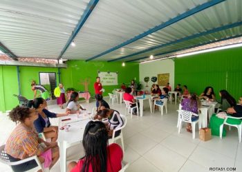 Capacitação de fabricação de flores artesanais promove inclusão social em Eunápolis