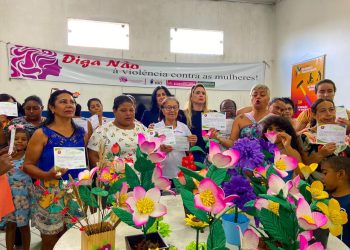 Prefeitura de Eunápolis entrega certificados para participantes de curso de fabricação de flores artesanais.