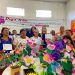 Prefeitura de Eunápolis entrega certificados para participantes de curso de fabricação de flores artesanais.