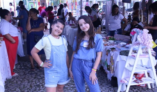 Prefeita Cordélia visita a feira de artesanato, um evento social, que merece ser visitado.