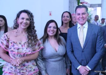 Prefeita Cordélia faz entrega de mais títulos da REURB-S ao lado autoridades.