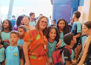 Educação promove projeto de inglês que leva estudantes da rede pública para assistir filme no cinema