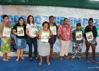 Prefeita Cordélia Torres beneficia mais de 1 mil famílias com maior entrega de títulos da REURB Social da Bahia nesta segunda