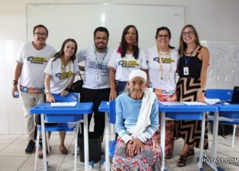 Idosa de 103 anos tira Certidão de Nascimento pela primeira vez na Caravana de Direitos Humanos