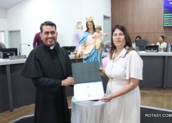 Sessão solene, entrega título de cidadania ao padre Diego Oliveira Reis.