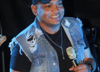 DEMIS ESTÁ DE VOLTA AOS PALCOS