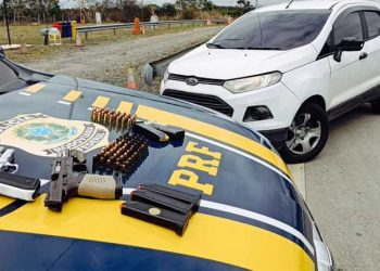 Na guerra das facções, a PRF, vigia, busca e apreende armas e munições pra começar uma guerra.