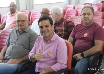 Kaká Resolve, vai à Câmara Municipal e assiste a sessão solene.