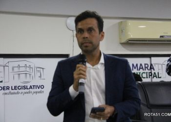 Câmara de Vereadores entrega títulos de cidadania para 70 pessoas.