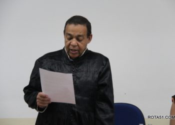 Em mais um júri, além do réu ausente, o MP pediu a absolvição do mesmo.