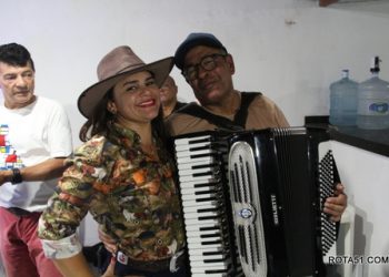 A família SOUZA, se reuniu prá cantar parabéns pra SIMONE.